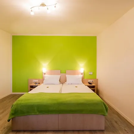 Cafe & Wein Gaestehaus Kurz Apartment *